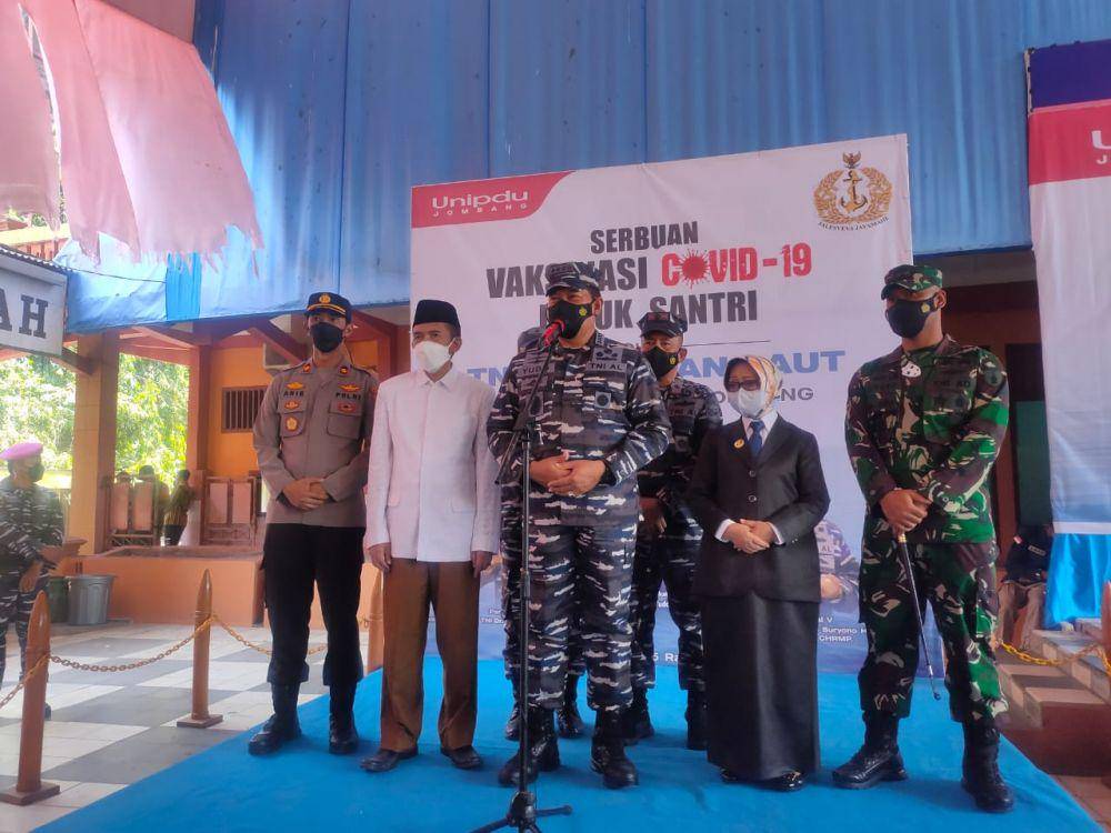 Kepala Staf AL Laksamana TNI Yudo Margono meninjau vaksinasi santri Darul Ulum Jombang. IDN Times/Zainul Arifin