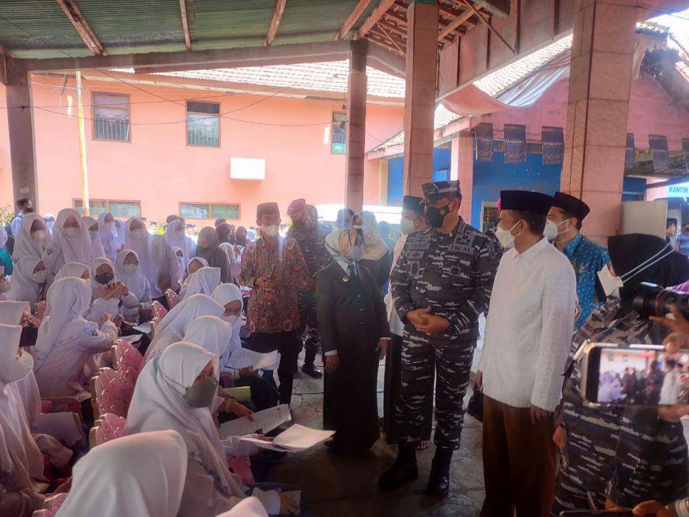 Kepala Staf AL Laksamana TNI Yudo Margono meninjau vaksinasi santri Darul Ulum Jombang. IDN Times/Zainul Arifin
