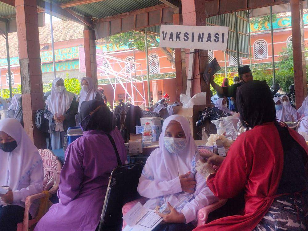 Serbuan vaksinasi TNI AL untuk santri Darul Ulum Jombang. IDN Times/Zainul Arifin