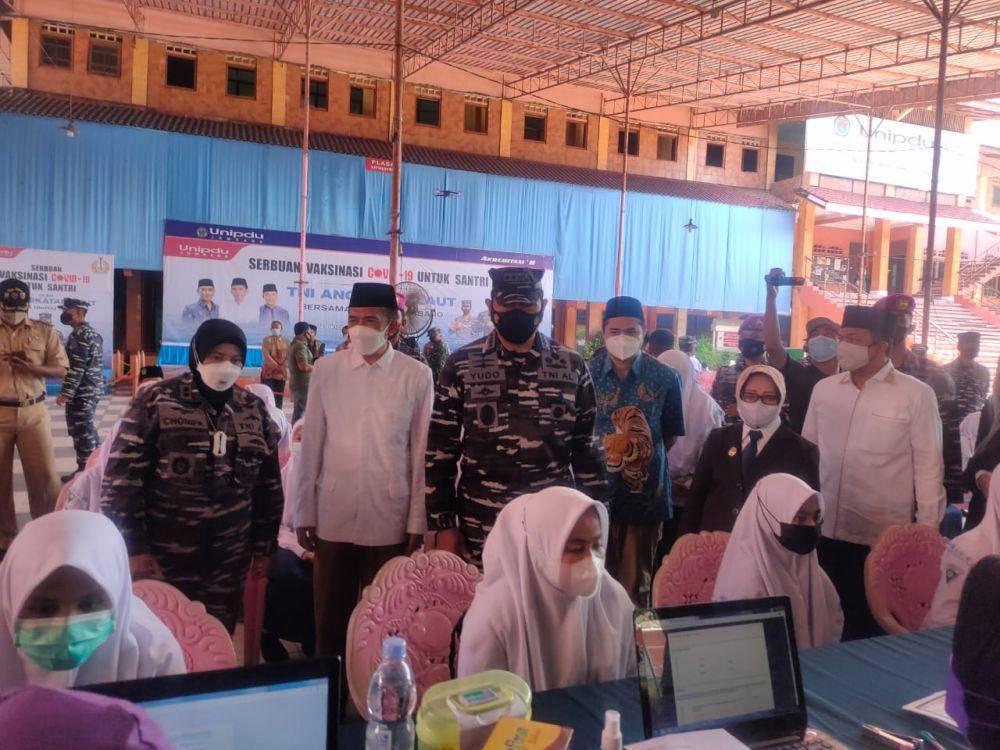 Kepala Staf AL Laksamana TNI Yudo Margono meninjau vaksinasi santri Darul Ulum Jombang. IDN Times/Zainul Arifin