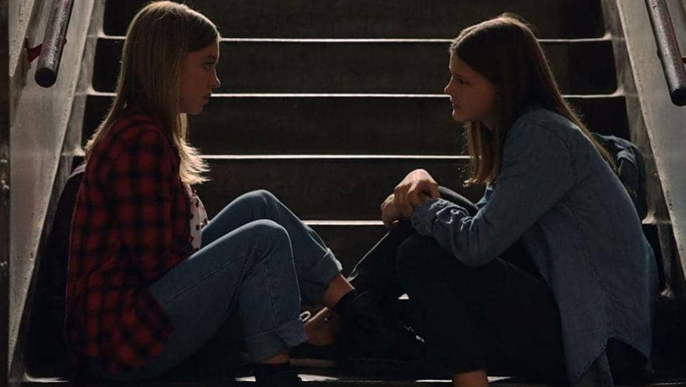 cuplikan Sydney Sweeney dan Peyton Kennedy di Everything Sucks! (2018) (dok. Netflix)