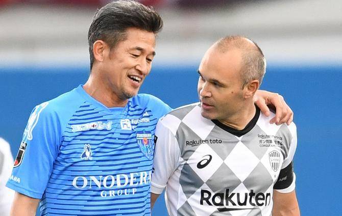 potret Kazuyoshi Miura bersama Andres Iniesta (beinsports.com)