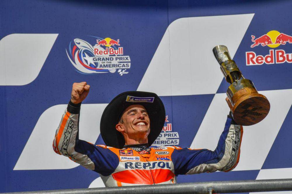 Marc Marquez angkat trofi usai menangi GP Amerika. (motogp.com)