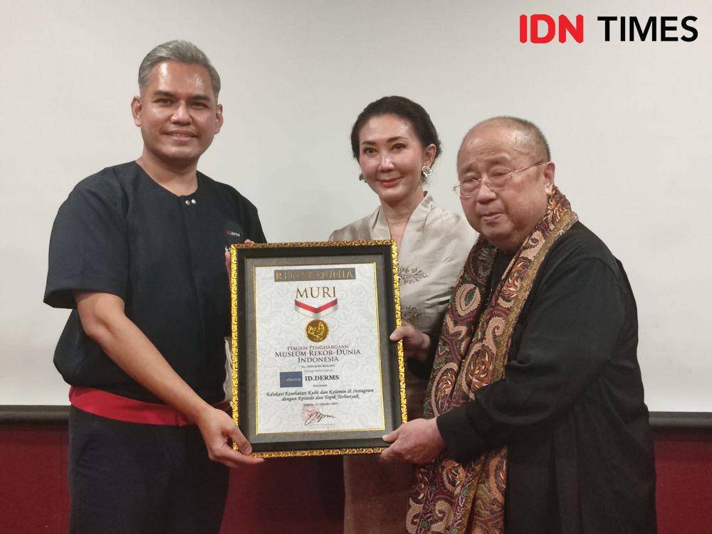 Dokter Stanley Setiawan, SpKK menerima penghargaan MURI dari Jaya Suprana, Ketua Museum Rekor Indonesia (MURI) dan Wakil Ketua Umum & Direktur MURI, Aylawati Sarwono. (IDN Times/Alfonsus Adi Putra)