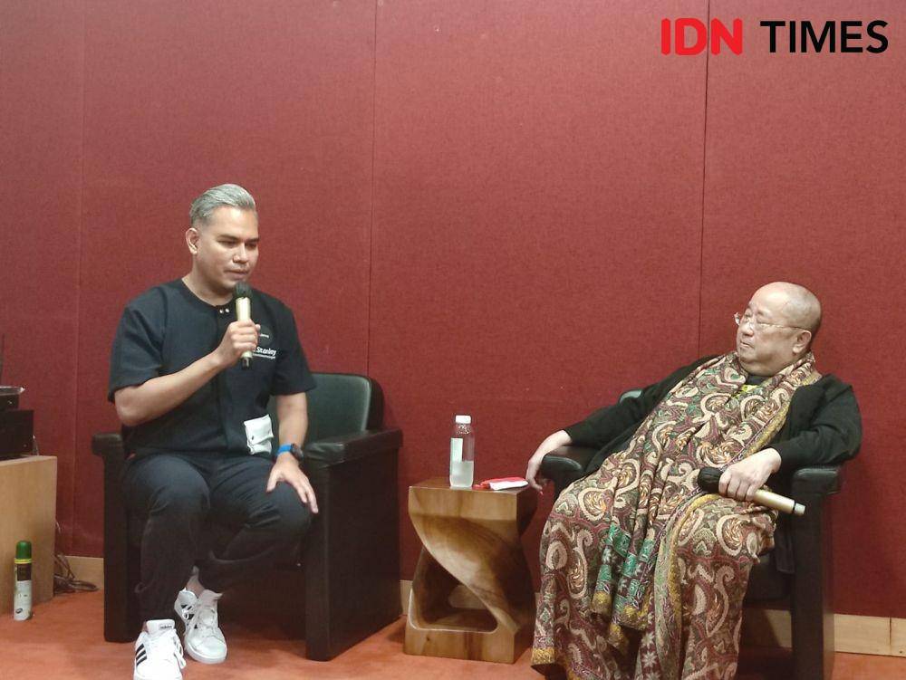 Dokter Stanley Setiawan berbicara dengan Ketua MURI, Jaya Suprana. (IDN Times/Alfonsus Adi Putra)