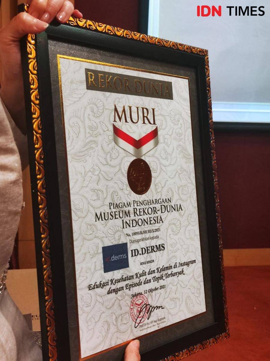 Penghargaan MURI "Edukasi Kesehatan Kulit dan Kelamin di Instagram dengan Episode dan Topik Terbanyak" untuk @id.derms. (IDN Times/Alfonsus Adi Putra)