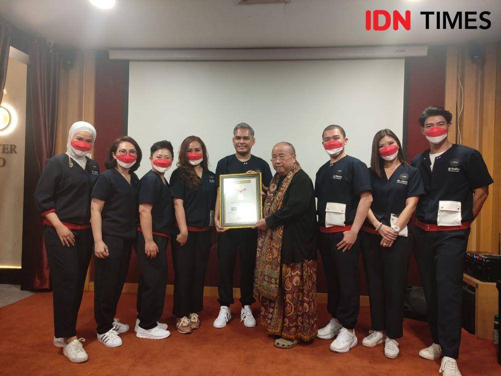 Delapan pendiri @id.derms berfoto dengan Ketua MURI, Jaya Suprana. (IDN Times/Alfonsus Adi Putra)