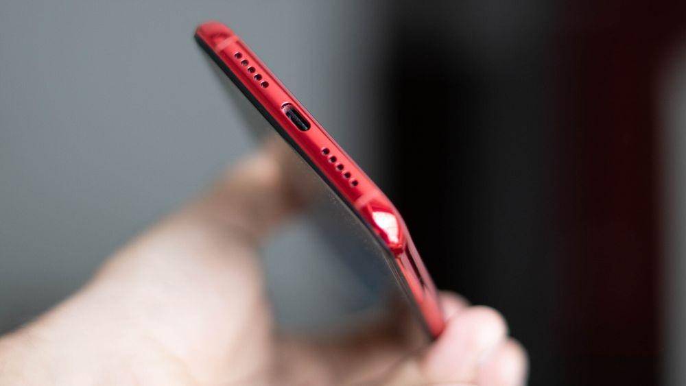 ilustrasi port USB-C pada smartphone (androidauthority.com)