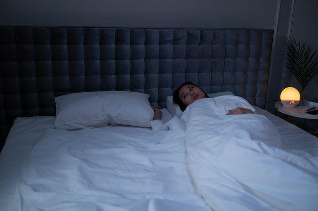 Sering Berpikir Negatif Sebelum Tidur? Ini Penjelasan Ahli