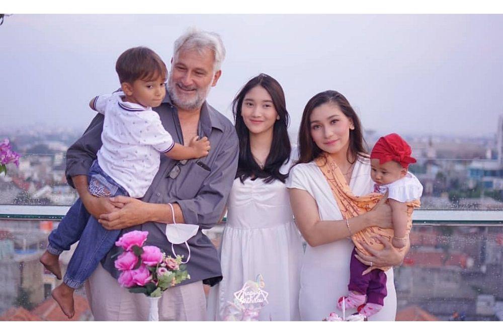 Ibu Tiga Anak, 10 Potret Bahagia Keluarga Baby Margaretha