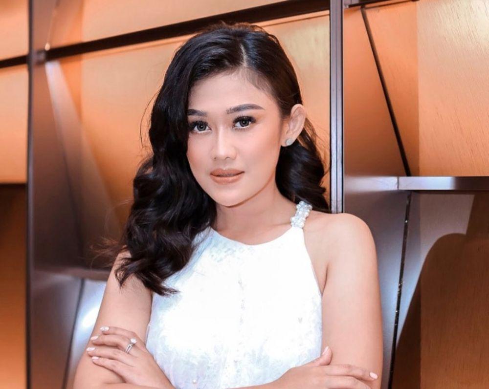 Jarang Disorot, 9 Potret Terbaru Oline Mendeng yang Kian Stunning