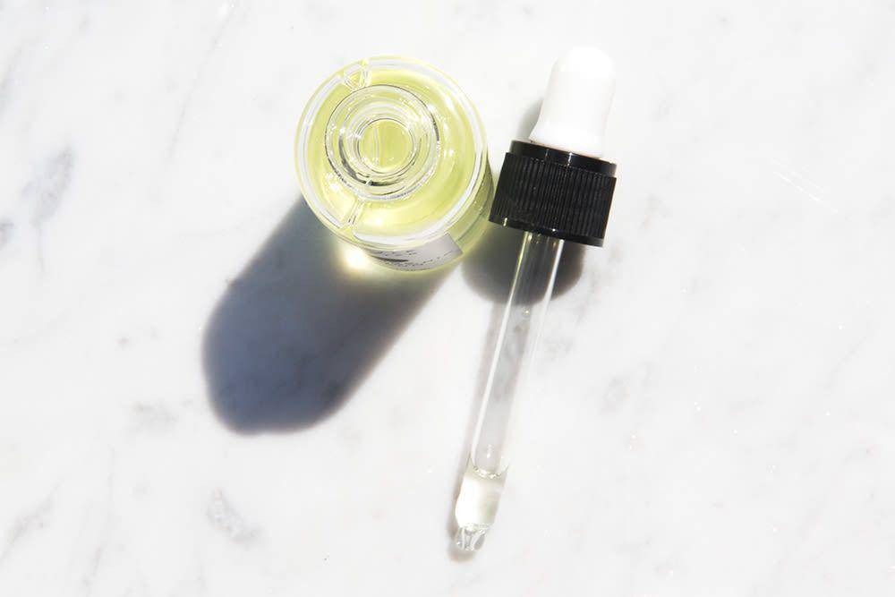 Illustrasi serum wajah (intothegloss.com/2015/07/hyaluronic-acid-serum/)