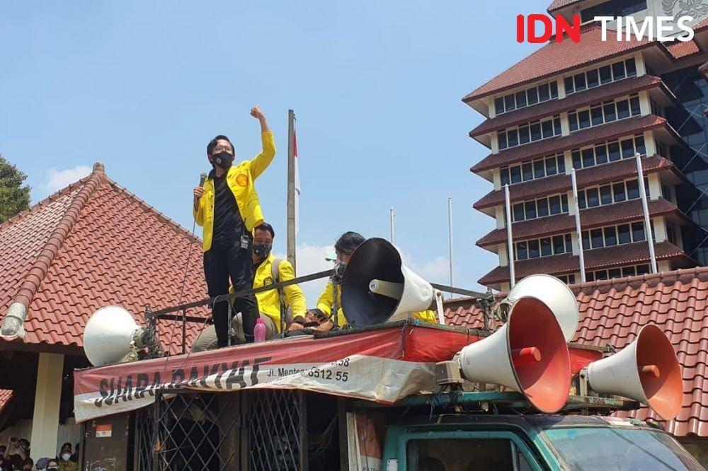 Mahasiswa UI unjuk rasa di kampus Depok pada Selasa (12/10/2021). (IDN Times/Dicky)