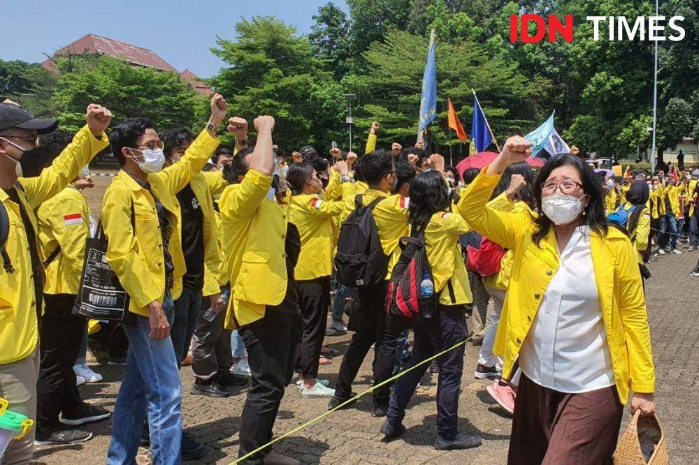 Mahasiswa UI unjuk rasa di kampus Depok pada Selasa (12/10/2021). (IDN Times/Dicky)