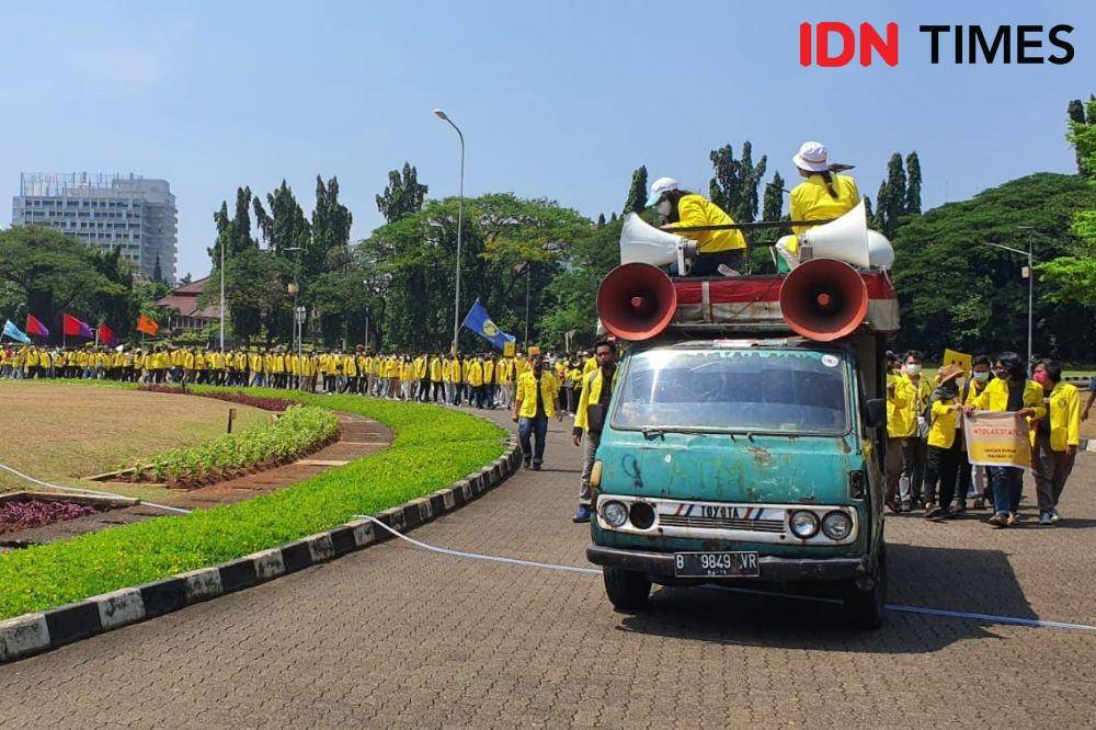 Aksi mahasiswa UI menggelar unjuk rasa di Rektorat Universitas Indonesia. (IDN Times/Dicky)