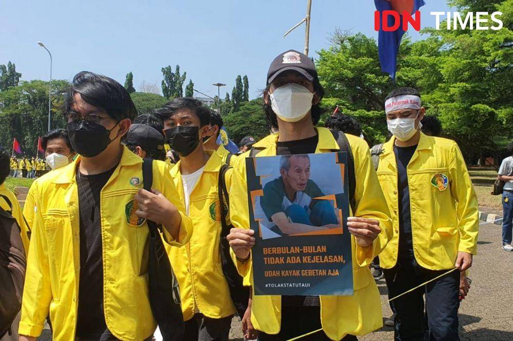 Aksi mahasiswa UI menggelar unjuk rasa di Rektorat Universitas Indonesia. (IDN Times/Dicky)