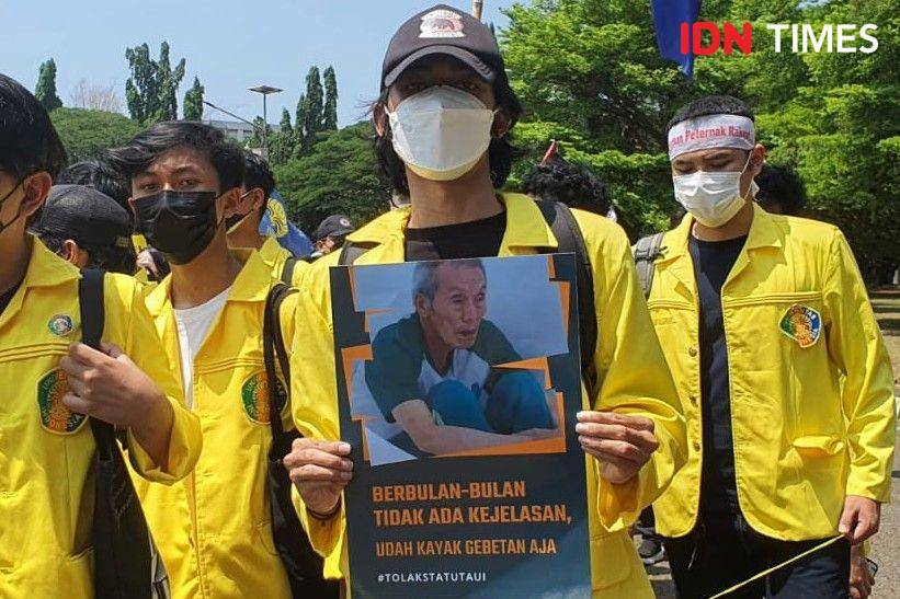 Mahasiswa UI unjuk rasa di depan Rektorat UI pada Selasa (12/10/2021). (IDN Times/Dicky)
