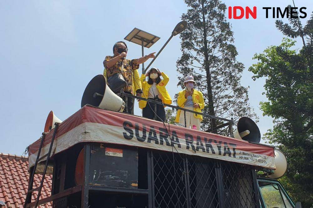 Salah seorang dosen menaiki mobil komando memberikan semangat pada aksi mahasiswa UI soal Statuta UI pada Selasa (12/10/2021). (IDN Times/Dicky)