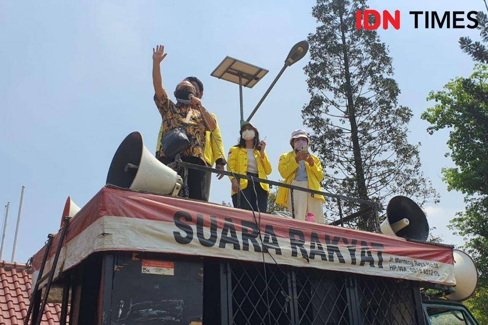 Salah seorang dosen menaiki mobil komando memberikan semangat pada aksi mahasiswa UI soal Statuta UI pada Selasa (12/10/2021). (IDNTimes/Dicky)