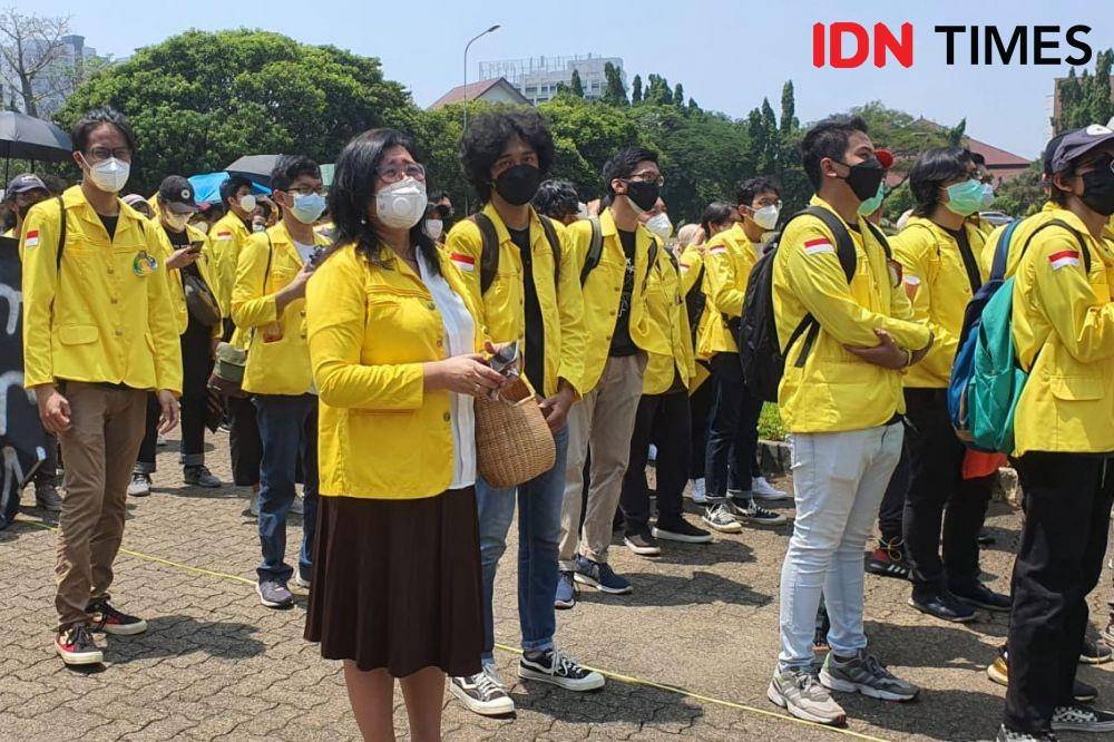 Mahasiswa bersama dosen UI ikut melakukan aksi terkait statuta UI di gedung Rektorat Universitas Indonesia. (IDNTimes/Dicky)