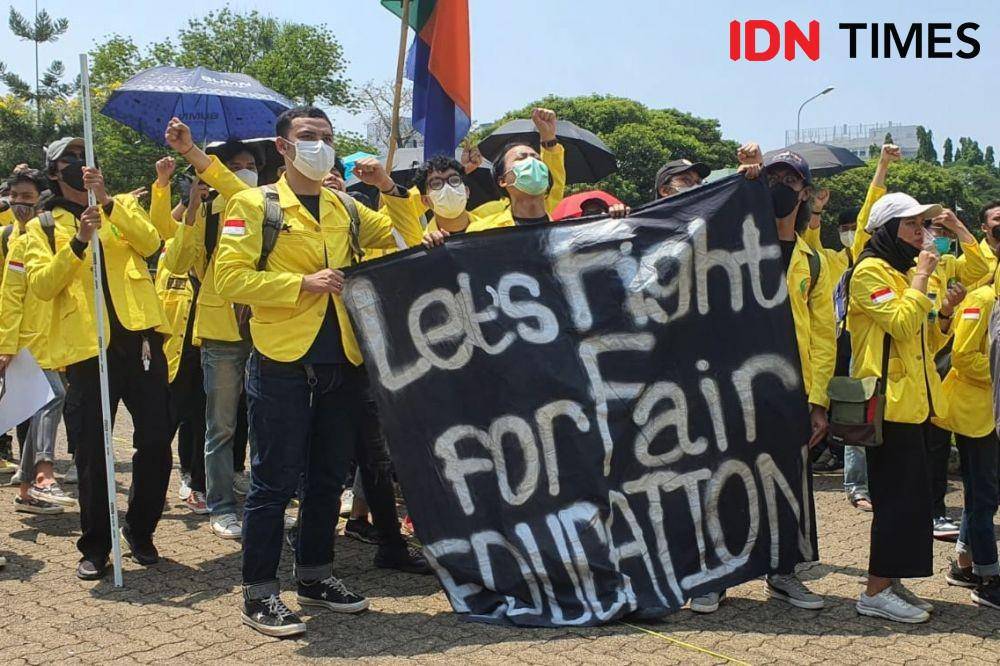 Mahasiswa UI unjuk rasa di kampus Depok pada Selasa (12/10/2021). (IDN Times/Dicky)
