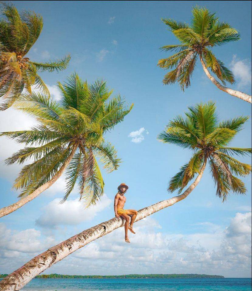 Travel influencer Pandu Waskhita saat berkunjung ke Kepulauan Kei, Maluku Tenggara. (Dok. BPPD Maluku Temggara)