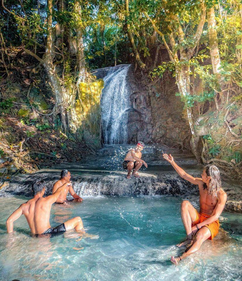 Travel influencer Pandu Waskhita saat berkunjung ke Kepulauan Kei, Maluku Tenggara. (Dok. BPPD Maluku Temggara)