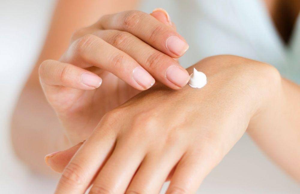 Ilustrasi produk perawatan cewek yang bisa di pakai cowok (pexels.com/Linda Prebreza)