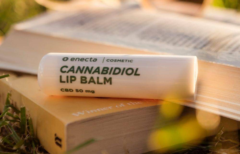 Ilustrasi produk perawatan cewek yang bisa di pakai cowok (unsplash.com/Enecta Cannabis extracts)