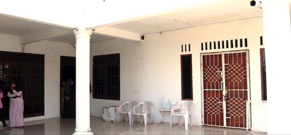 rumah masa kecil Ria Ricis (YouTube.com/Oki Setiana Dewi)