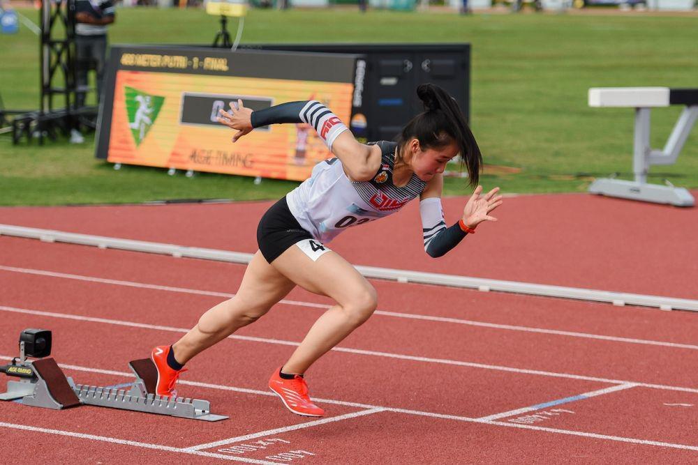 Pelari DI Yogyakarta Rahma Annisa mengikuti final nomor lari 400 meter putri PON XX Papua di Stadion Atletik, Mimika Sport Complex, Selasa (12/10/2021). (PB PON XX Papua/Rommy Pujianto).