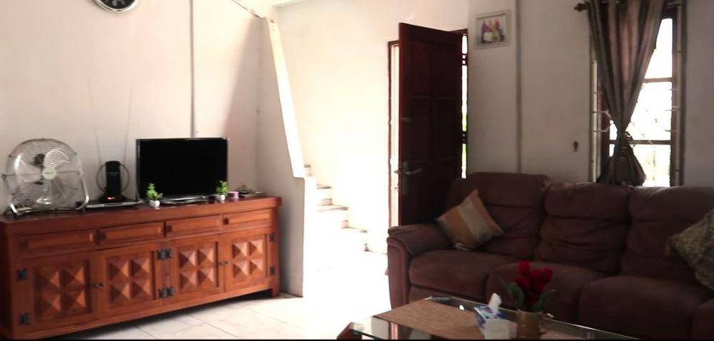 rumah masa kecil Ria Ricis (YouTube.com/Oki Setiana Dewi)