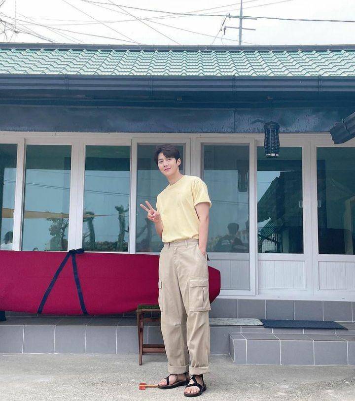 ootd kaus Kim Seon Ho (instagram.com/seonho__kim)