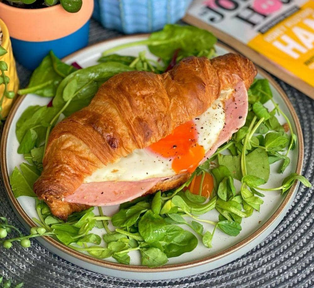 ilustrasi kudapan croissant (instagram.com/eating_with_ella_)