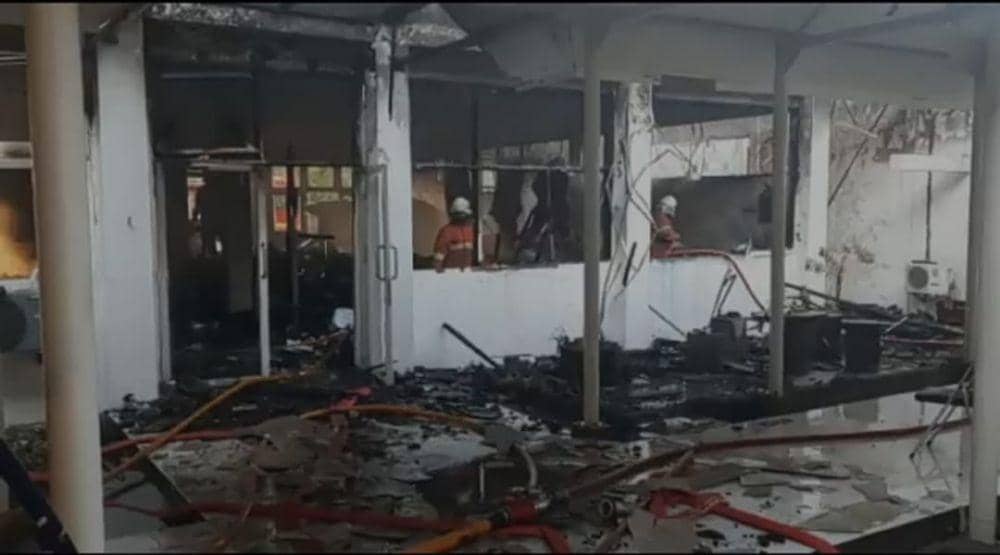 Kebakaran Gedung Kementerian PUPR Jatim, Rabu (13/10/2021) dini hari. Dok. Dinas Pemadam Kebakaran Surabaya