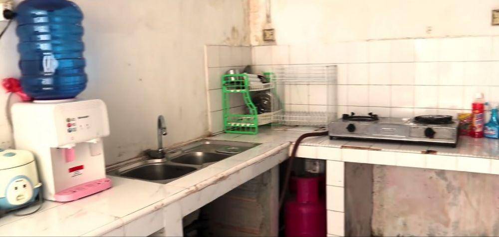 rumah masa kecil Ria Ricis (YouTube.com/Oki Setiana Dewi)