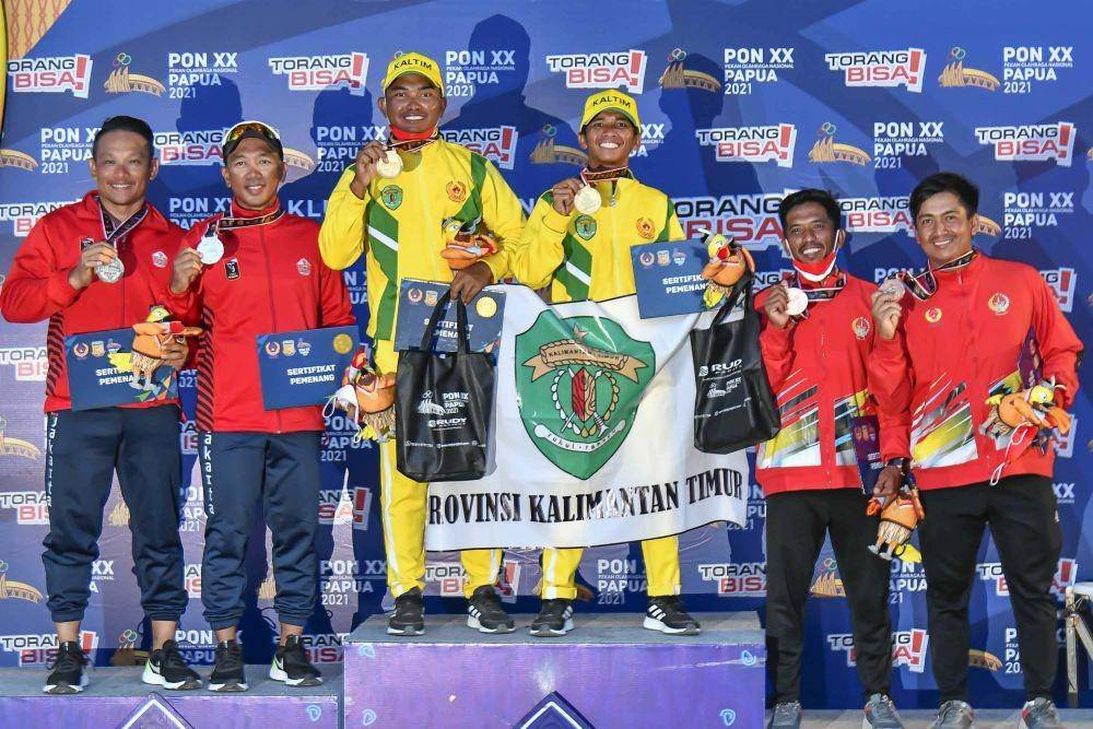 Foto Bersama Peraih medali Cabang Olahraga Layar Class Internasional 420 Open Putra Pon XX Papua - (Kiri ke Kanan) Bobby F Adriyanto, Herbito I/DKI Jakarta (Perak), Rizky R., Nugie W./Kaltim (Emas) dan Ismail A. Rahmat, Murhadi / Sulsel (Perunggu) di Venue Layar Lantamal IX Pantai Hamadi Jayapura, Rabu (06/10/2021) (Foto: PB PON XX Papua/Martona)
