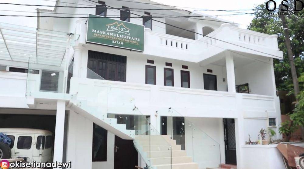 rumah masa kecil Ria Ricis (YouTube.com/Oki Setiana Dewi)