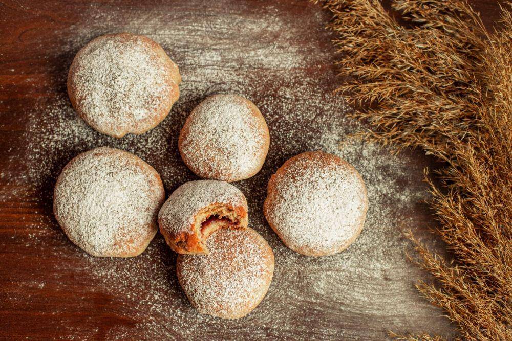 ilustrasi doughnut with egg yolk filling (unsplash.com/Aneta Voborilova)