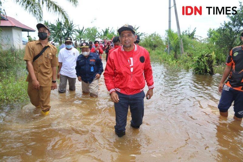Wabup PPU juga Ketua PMI Kabupaten, Hamdam tinjau banjir di Desa Sumber Sari, Babulu (IDN Times/Ervan)