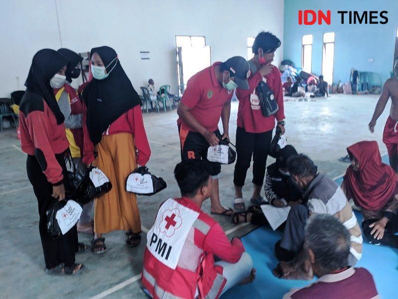 Petugas dari BPBD dan relawan PMI PPU bagikan bingkisan kebutuhan para pengungsi banjir di Sumber Sari, Babulu (IDN Times/Ervan)