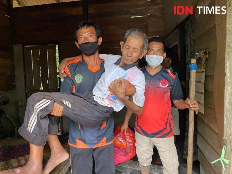 Anggota BPBD PPU mengevakuasi warga korban banjir desa Sumber Sari Babulu (IDN Times/Ervan)