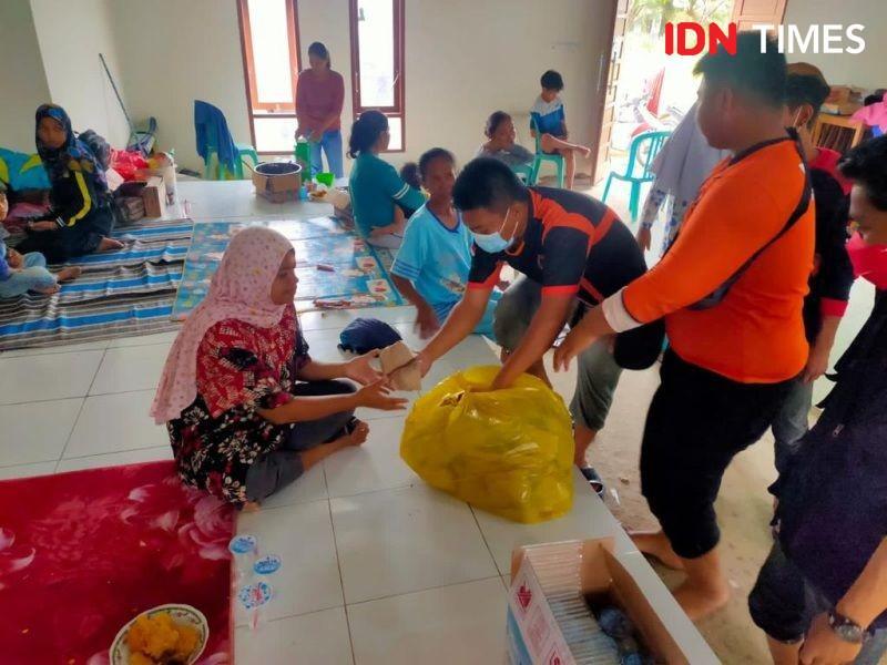Tim gabungan berikan konsumsi makan siang ke warga korban banjir Desa Sumber Sari, Babulu (IDN Times/Ervan)