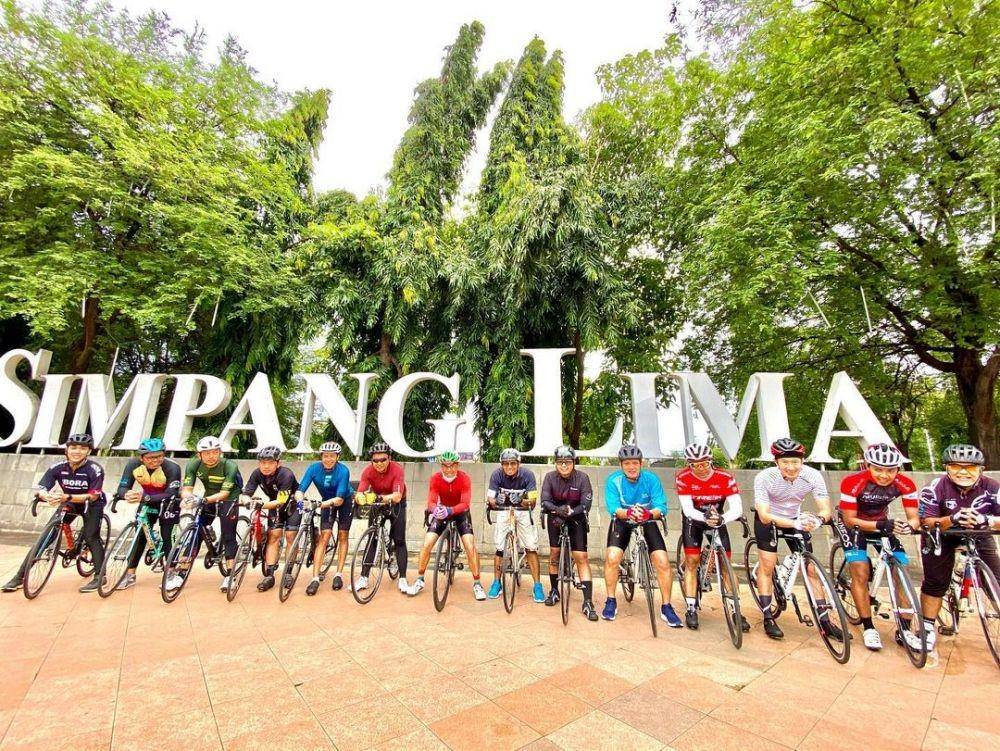 Bersepeda di Simpang Lima, Semarang (instagram.com/efjepe)