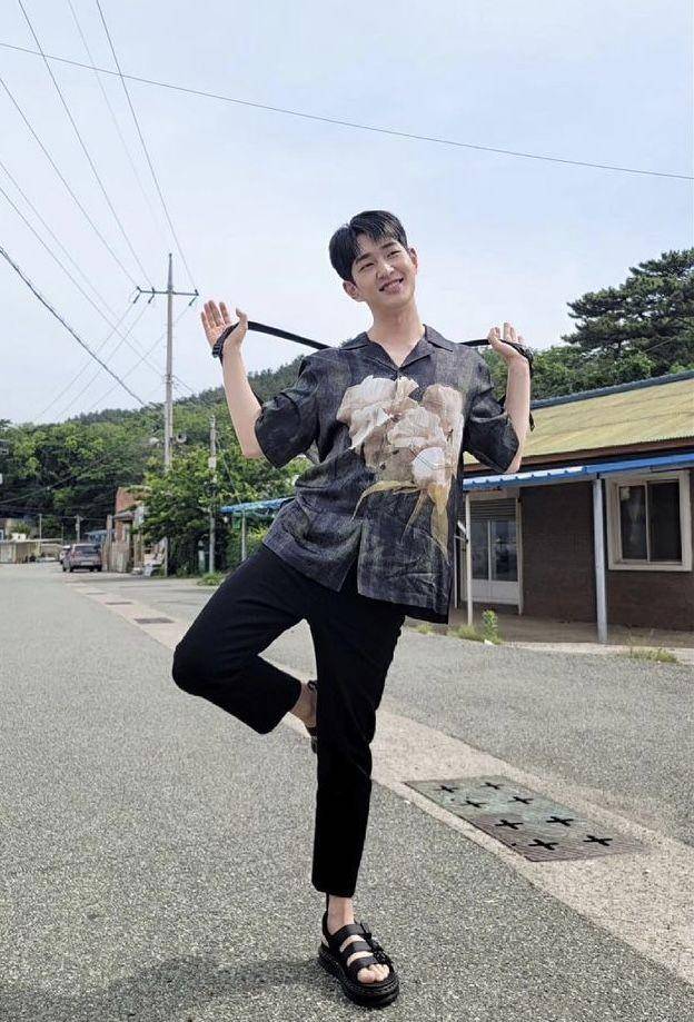 Onew SHINee (Instagram.com/dlstmxkakwldrl)