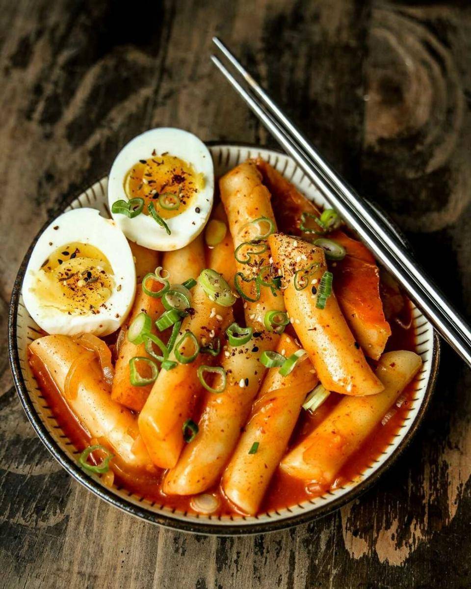 ilustrasi tteokbokki (instagram.com/pupswithchopsticks)