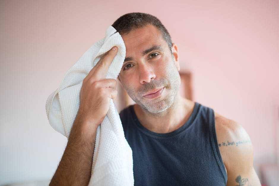 Memakai handuk setelah mandi(pexels.com/id-id/kampus)