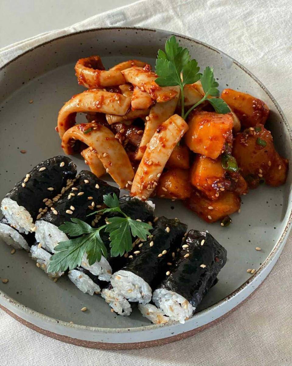 ilustrasu chungmu gimbap (instagram.com/ejskitchen1004)