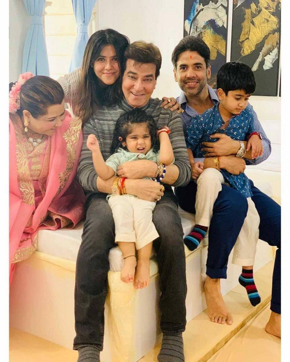 keluarga Ekta Kapoor (instagram.com/tusshark89)