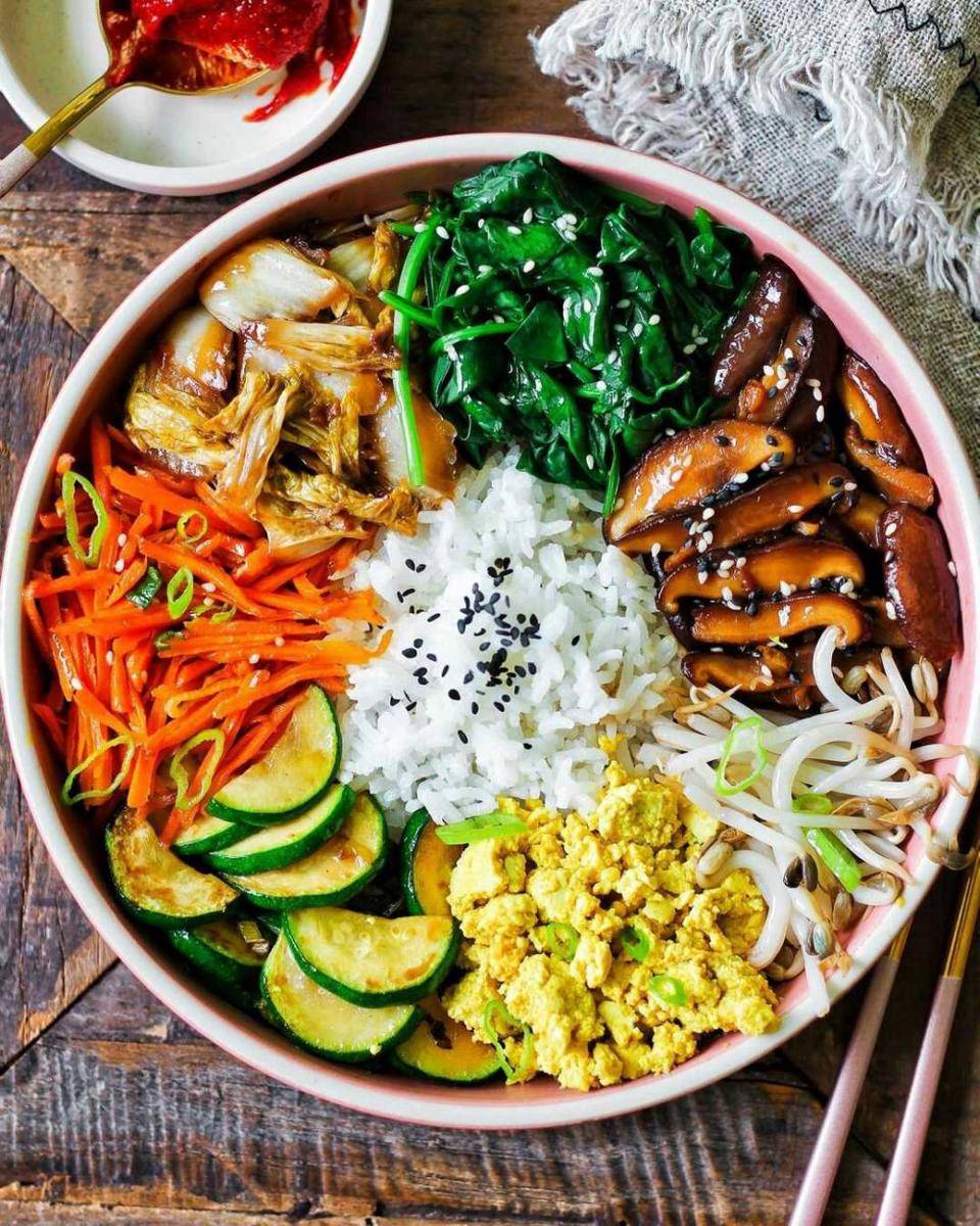 ilustrasi bibimbap (instagram.com/veganbunnychef)
